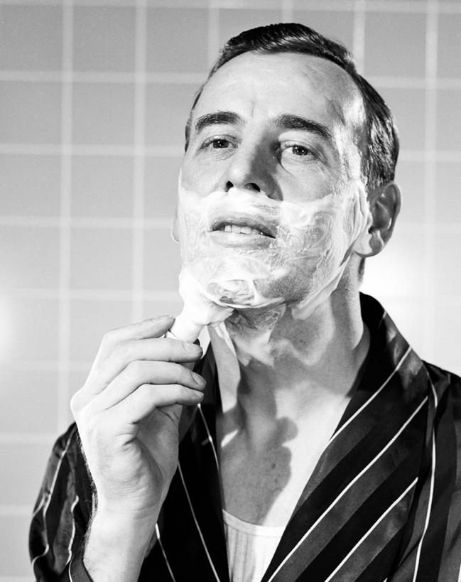 西方人,成年人,中年人,老年人,脸,头,脸颊,一个人,竖图,黑白,室内,欧洲,欧洲人,仅一个男性,仅一个人,仅一个中年男性,肩膀,摄影,剃须膏,卫生,肖像,剃胡子,男人,男性,中年男性,白种人,头部,脸部,脸蛋,面部,浴衣