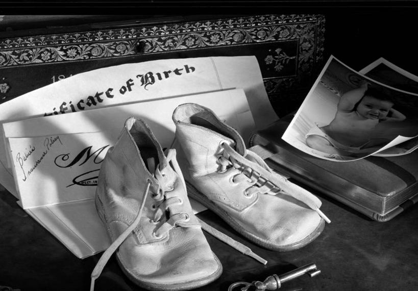 无人,横图,俯视,黑白,照片,特写,安全,鞋子,文字,纸,钥匙,古典,摄影,英文字母,部分,证书,高角度拍摄,出生证明,过去