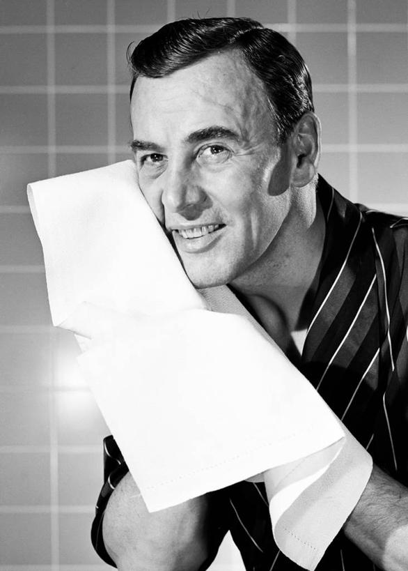 西方人,成年人,中年人,老年人,脸,头,脸颊,一个人,微笑,竖图,黑白,欧洲,欧洲人,仅一个男性,仅一个人,仅一个中年男性,擦,灰色背景,拿着,洗脸,肩膀,毛巾,摄影,卫生,肖像,烘干,男人,男性,中年男性,白种人,头部,脸部,脸蛋,面部,影棚拍摄