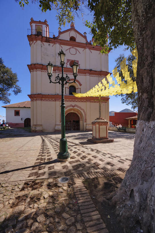 无人,教堂,竖图,室外,白天,建筑,路灯,日光,墨西哥,阴影,节日,拱门,文化,树,树干,祈祷,健康,许愿,摄影,宗教,信仰,纪念,祈求,基督教,拉丁美洲,天主教,万里无云,恰帕斯州,圣克里斯托瓦尔,墨西哥文化,平安,彩图