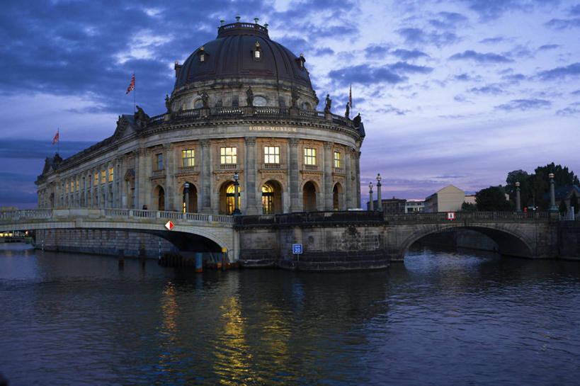 无人,博物馆,横图,室外,河流,日落,水,城市,建筑,德国,欧洲,反射,河岸,云,桥,首都,联系,历史,柏林,天空,黄昏,摄影,西欧,圆顶建筑,德国文化,德意志联邦共和国,柏林州,柏林博物馆岛,博物馆岛,菩提树大街,彩图,博德博物馆,柏林旧博物馆,过去