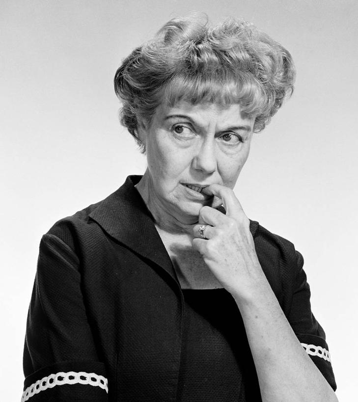 西方人,成年人,中年人,老年人,脸,头,脸颊,一个人,竖图,黑白,正面,欧洲,欧洲人,仅一个女性,仅一个人,古典,肩膀,仅一个中年女性,摄影,吮,茄克,担心,女人,女性,中年女性,白种人,头部,卷发,脸部,脸蛋,面部,影棚拍摄,短发