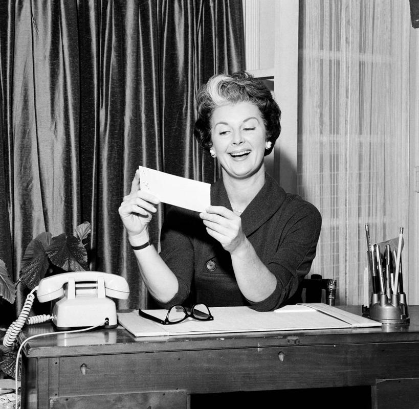 西方人,成年人,中年人,一个人,坐,微笑,横图,方图,黑白,室内,集体,窗帘,欧洲,纽约,美国,欧洲人,仅一个女性,仅一个人,眼镜,利益,古典,拿着,注视,书桌,水笔,观察,看,仅一个中年女性,团体,摄影,奋斗,观看,愿望,察看,组织,享乐,工作室,关注,文档,努力,理想,茄克,女人,女性,中年女性,白种人,座机,半身,窥视,好奇心,好消息,空头支票