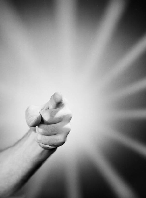 手,一个人,竖图,黑白,指,古典,指点,手势,手指,力量,人体,摄影,部分,权威,指向,逆光,想法,影棚拍摄,打手势