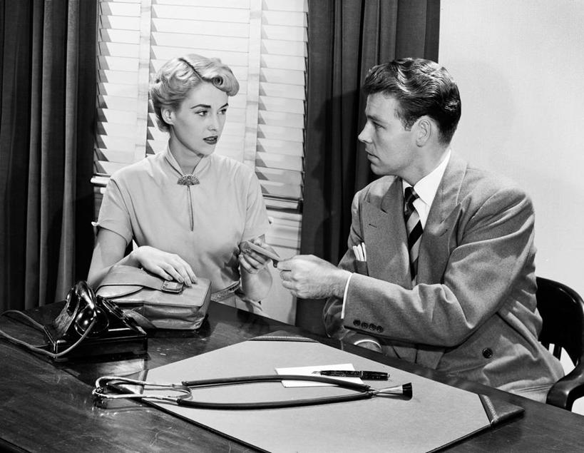 西方人,成年人,两个人,坐,横图,黑白,室内,白天,窗户,窗帘,名片,欧洲,纽约,美国,欧洲人,正装,古典,书桌,听诊器,面对面,百叶帘,摄影,年轻男性,年轻女性,白种人,年轻人,半身,给予