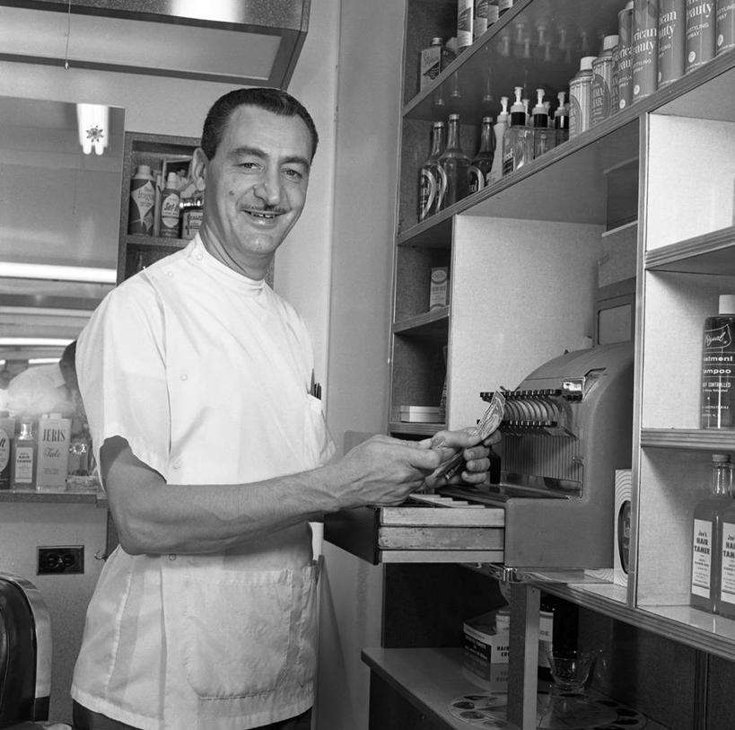 西方人,成年人,中年人,老年人,一个人,理发师,站,微笑,横图,方图,黑白,室内,制服,快乐,骄傲,欧洲,纽约,美国,欧洲人,仅一个男性,仅一个人,仅一个中年男性,古典,拿着,架子,纸币,摄影,理发店,享乐,化妆用品,收银机,肖像,男人,男性,中年男性,白种人,小胡子,半身,短发,1美元纸币