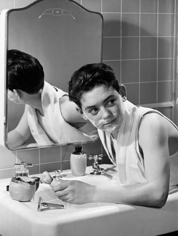 西方人,儿童,头发,一个人,竖图,黑白,室内,纯洁,镜子,浴室,欧洲,纽约,美国,欧洲人,仅一个男性,仅一个人,准备,反射,瓷砖,水槽,古典,小孩,黑色,毛巾,靠,靠着,仅一个小孩,可爱,童年,童趣,摄影,剃须膏,卫生,剃胡子,童真,烂漫,无邪,修面刷,天真,男孩,男人,男性,白种人,孩子,发型,半身,男生