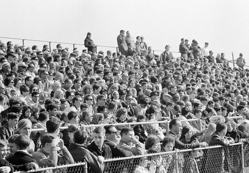 站,坐,横图,黑白,室外,白天,正面,快乐,日光,一排,整齐,栅栏,许多人,古典,体育场,刺激,排列,一群人,摄影,观看,享乐,队列,群众,会堂,休闲活动