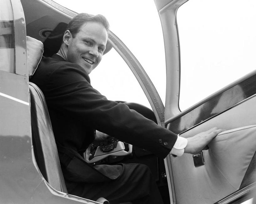 成年人,中年人,一个人,商务人士,商务男性,坐,笑,微笑,露齿笑,横图,黑白,室外,白天,仰视,衬衫,商务,快乐,纽约,美国,仅一个男性,仅一个人,仅一个中年男性,套装,古典,车门,运输,摄影,享乐,肖像,商务装,上车,工薪阶层,男人,男性,中年男性,白领,上班族,半身,低角度拍摄,衬衣,旅行,商务旅行,私人飞机