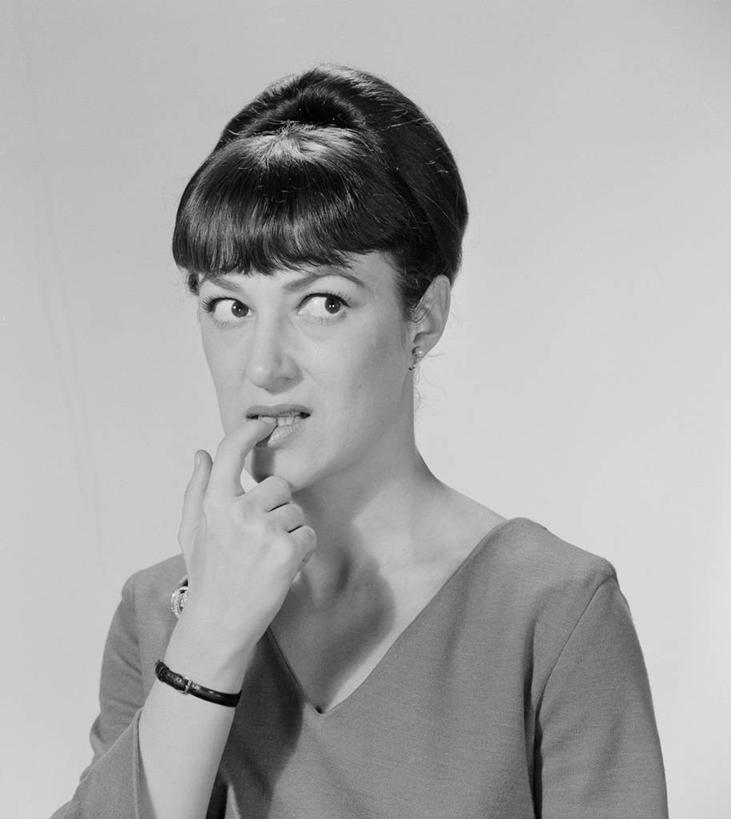 西方人,成年人,头发,一个人,竖图,黑白,室内,特写,复古,欧洲,欧洲人,仅一个年轻女性,仅一个女性,仅一个人,咬,灰色背景,古典,注视,休闲装,黑色,灰色,观察,看,放松,吸,斜视,愤怒,摄影,观看,悲伤,咬着,察看,伤心,恐怖,难过,忧虑,鄙视,关注,肖像,吮,藐视,讽刺,蔑视,嘲笑,悲哀,哀痛,悲戚,悲痛,担心,年轻女性,女人,女性,白种人,年轻人,发型,半身,影棚拍摄,弱点