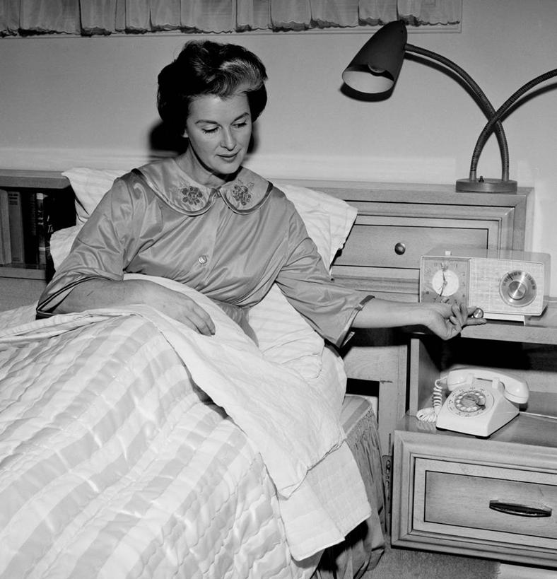 西方人,成年人,中年人,老年人,一个人,竖图,方图,黑白,室内,正面,床,卧室,闹钟,欧洲,纽约,美国,欧洲人,仅一个女性,仅一个人,梳妆台,古典,起床,灯,收音机,床头柜,仅一个中年女性,转,摄影,早晨,调整,女人,女性,中年女性,白种人,发型,电话机,半身