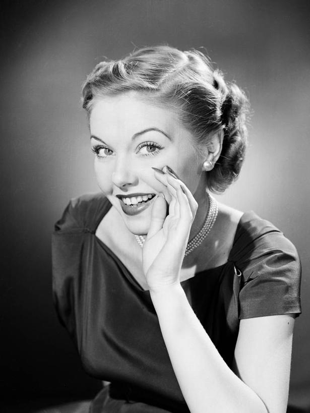 成年人,中年人,头发,一个人,微笑,竖图,黑白,项链,仅一个女性,仅一个人,灰色背景,古典,注视,灰色,观察,看,仅一个中年女性,金色,斜视,摄影,观看,察看,优美,鄙视,关注,肖像,藐视,讽刺,蔑视,嘲笑,女人,女性,中年女性,发型,半身,影棚拍摄,美人