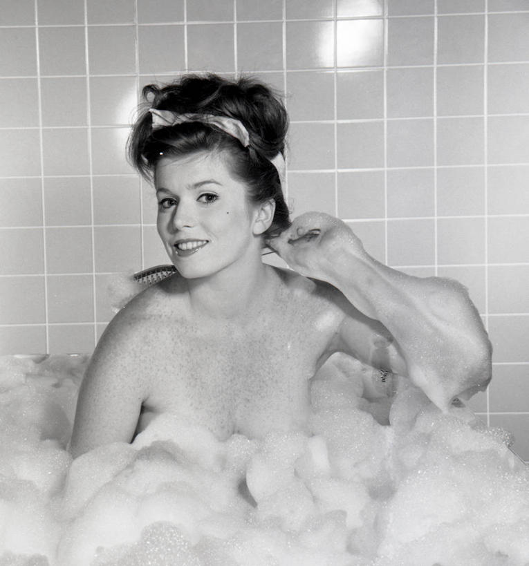 西方人,成年人,裸体,一个人,坐,微笑,竖图,黑白,室内,正面,化妆,美容,洗澡,复古,浴室,欧洲,纽约,美国,欧洲人,仅一个年轻女性,仅一个女性,仅一个人,护肤,瓷砖,古典,拿着,干净,清洁,保养,享受,休闲,健康,放松,擦洗,保健,泡泡浴,摄影,生活方式,卫生,肖像,养颜,泡汤,年轻女性,女人,女性,白种人,年轻人,洗涤,半身,沐浴,SPA美容,美人