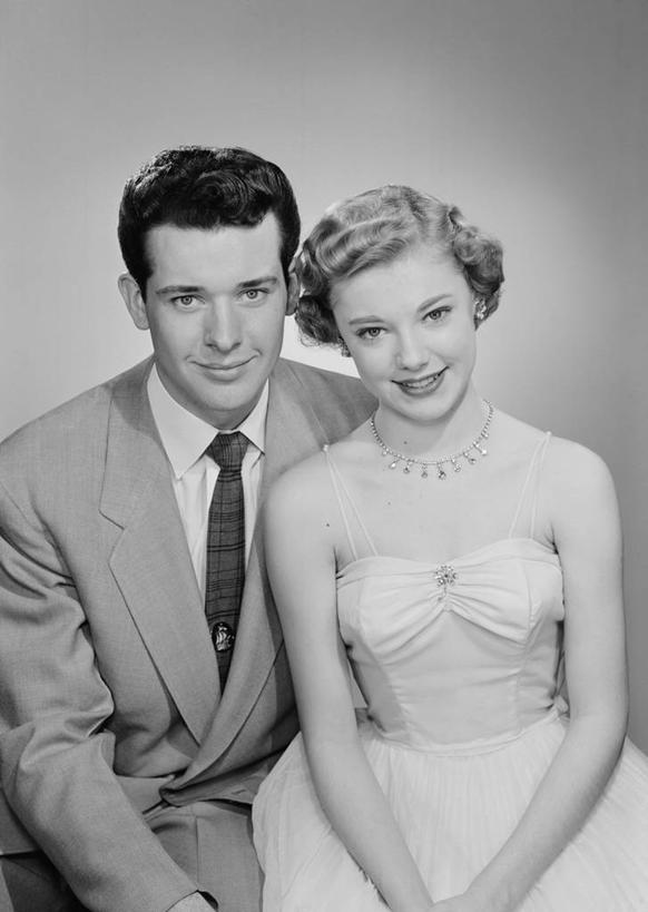 西方人,成年人,两个人,夫妻,坐,微笑,竖图,黑白,晚礼服,爱情,幸福,项链,欧洲,欧洲人,套装,正装,庆祝,浪漫,恩爱,恋人,摄影,享乐,肖像,异性恋,年轻男性,年轻女性,白种人,年轻人,夫妇,情侣,半身,影棚拍摄,晚宴服,舞会服,洋服,洋装,夜礼服,伴侣,美人