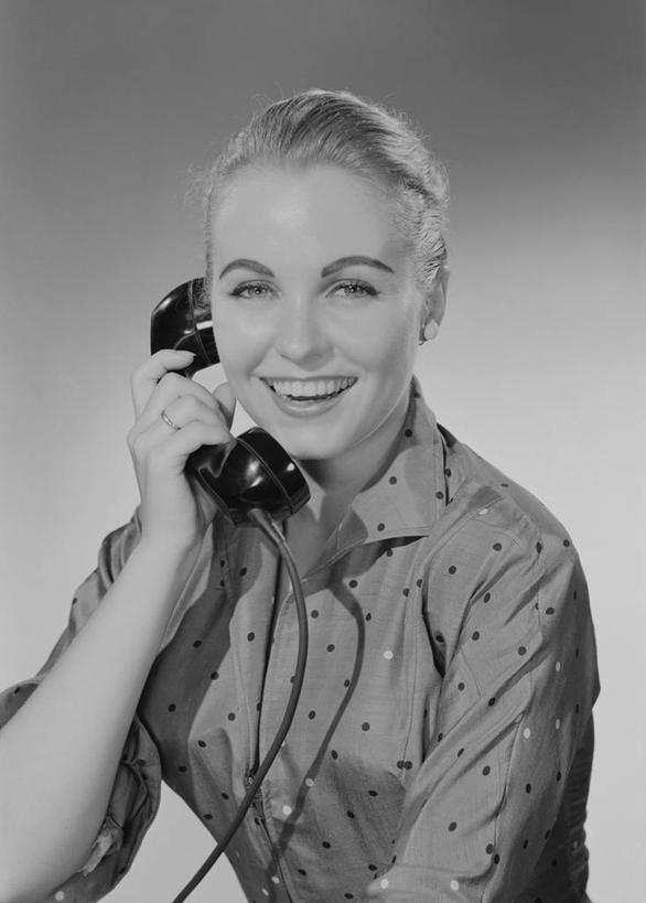 西方人,成年人,头发,一个人,笑,打电话,微笑,露齿笑,竖图,黑白,快乐,通讯,幸福,欧洲,欧洲人,仅一个年轻女性,仅一个女性,仅一个人,金色,摄影,肖像,听筒,年轻女性,女人,女性,白种人,年轻人,半身,影棚拍摄