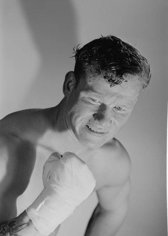 西方人,成年人,脸,头,脸颊,健壮,一个人,竖图,黑白,拳击,欧洲,欧洲人,仅一个男性,仅一个人,裸露,肩膀,仅一个年轻男性,力量,皱眉头,摄影,肖像,裸,男人,男性,年轻男性,白种人,年轻人,头部,脸部,脸蛋,面部,影棚拍摄,韧性,态度