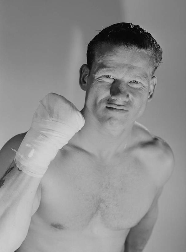 西方人,成年人,脸,头,脸颊,健壮,一个人,竖图,黑白,拳击,欧洲,欧洲人,仅一个男性,仅一个人,裸露,肩膀,仅一个年轻男性,力量,皱眉头,摄影,肖像,裸,男人,男性,年轻男性,白种人,年轻人,头部,脸部,脸蛋,面部,影棚拍摄,韧性,态度