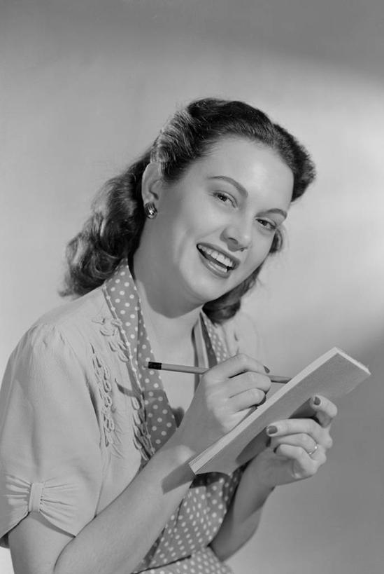 西方人,成年人,一个人,微笑,竖图,黑白,幸福,欧洲,欧洲人,仅一个年轻女性,仅一个女性,仅一个人,写,围裙,斑点,古典,拿着,水笔,笔记本,摄影,家庭妇女,购物清单,肖像,年轻女性,女人,女性,白种人,年轻人,长发,发型,半身,影棚拍摄,美人