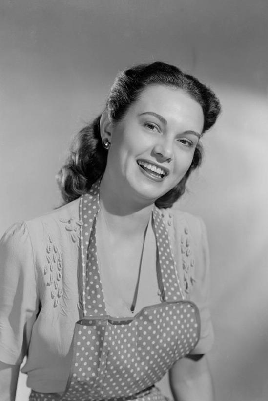 西方人,成年人,一个人,微笑,竖图,黑白,幸福,欧洲,欧洲人,仅一个年轻女性,仅一个女性,仅一个人,围裙,斑点,古典,摄影,家庭妇女,肖像,年轻女性,女人,女性,白种人,年轻人,长发,发型,半身,影棚拍摄,美人