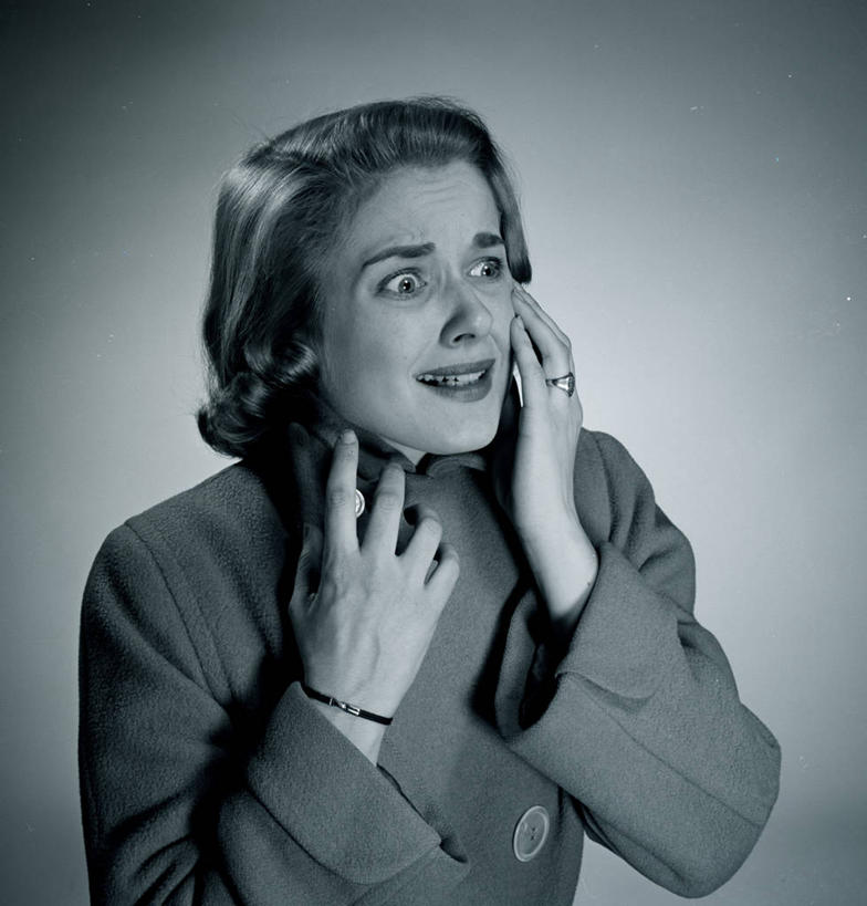 西方人,成年人,头发,一个人,竖图,方图,黑白,白色背景,欧洲,欧洲人,仅一个年轻女性,仅一个女性,仅一个人,古典,扭曲,外套,金色,凝视,皱眉头,摄影,聚光灯,惊奇,恐怖,肖像,想法,恐惧,危险,年轻女性,女人,女性,白种人,年轻人,触摸,半身,影棚拍摄