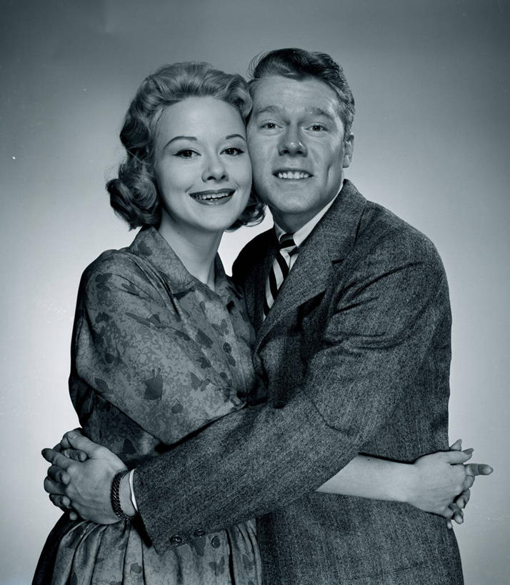 成年人,中年人,头发,两个人,站,微笑,竖图,黑白,白色背景,快乐,幸福,套装,古典,浪漫,相视,面对面,金色,摄影,对视,互视,肖像,相对,相看,异性恋,年轻女性,中年男性,年轻人,拥抱,半身,影棚拍摄,爱,伴侣