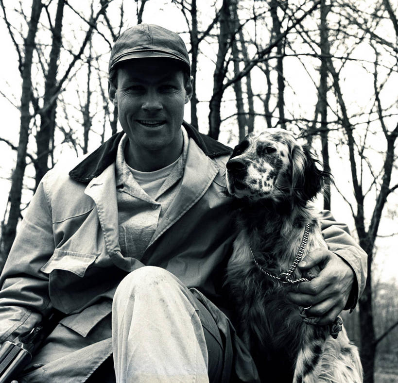 西方人,成年人,中年人,一个人,坐,横图,黑白,室外,白天,正面,森林,宠物,狗,欧洲,纽约,美国,欧洲人,仅一个男性,仅一个人,仅一个中年男性,斑点,猎犬,古典,搭,摄影,搭着,肖像,来福枪,赛特种猎狗,机敏,猎人,男人,男性,中年男性,白种人,休闲活动,纯种犬
