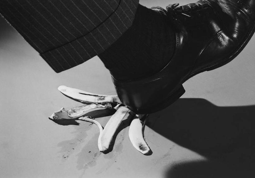 成年人,腿,一个人,横图,黑白,室外,特写,白天,复古,风险,仅一个男性,人体,摄影,落下,踏步,部分,不幸,香蕉皮,足,四肢,想法,步行