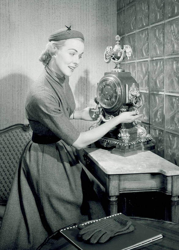 成年人,一个人,站,微笑,竖图,黑白,室内,白天,侧面,消费,纽约,美国,仅一个年轻女性,仅一个女性,仅一个人,古典,拿着,休闲装,床头柜,放松,摄影,观看,购买,年轻女性,女人,女性,年轻人,钟,家具店