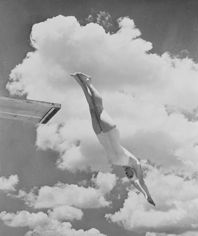 西方人,成年人,一个人,竖图,黑白,室外,白天,仰视,度假,欧洲,纽约,美国,欧洲人,仅一个年轻女性,仅一个女性,仅一个人,云,半空,古典,摄影,生活方式,专心,游泳帽,跳板,年轻女性,女人,女性,白种人,年轻人,休闲活动,低角度拍摄