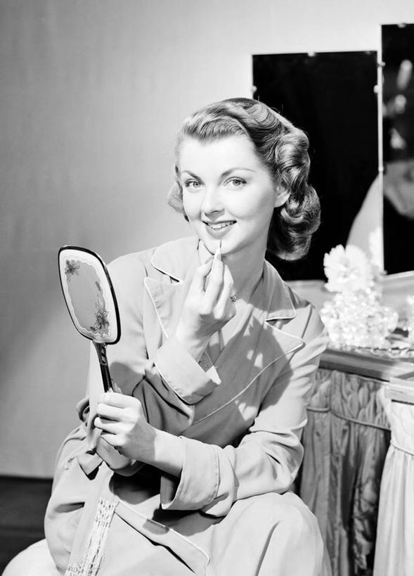 西方人,成年人,一个人,坐,微笑,竖图,黑白,室内,白天,幸福,信心,欧洲,纽约,美国,欧洲人,仅一个年轻女性,仅一个女性,仅一个人,准备,拿着,外套,彩妆,唇膏,摄影,肖像,手镜,美化,年轻女性,女人,女性,白种人,年轻人,美人