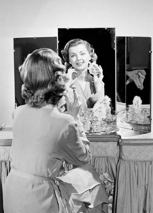 西方人,成年人,一个人,坐,微笑,竖图,黑白,室内,信心,镜子,欧洲,纽约,美国,欧洲人,仅一个年轻女性,仅一个女性,仅一个人,喷,准备,反射,梳妆台,背面,瓶子,香水,香水瓶,摄影,美化,年轻女性,女人,女性,白种人,年轻人,浴衣,美人