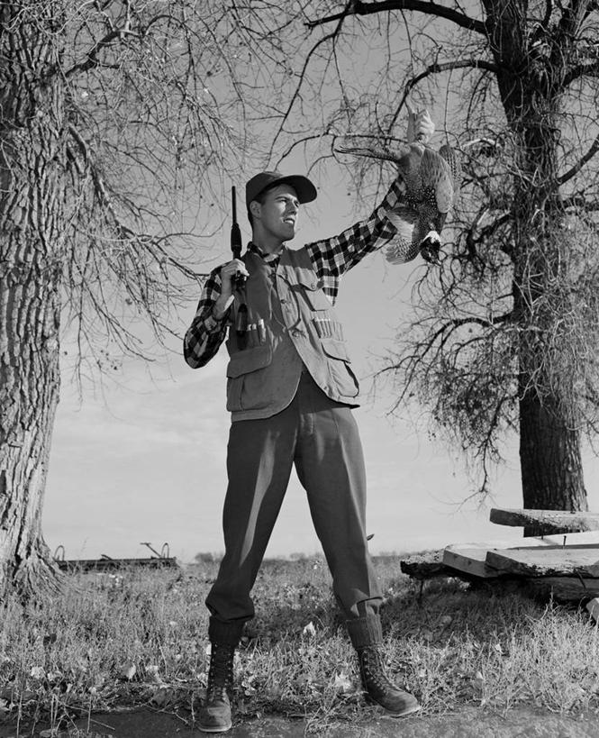 西方人,成年人,中年人,一个人,举,竖图,黑白,室外,白天,正面,满意,骄傲,森林,欧洲,纽约,美国,欧洲人,仅一个男性,仅一个人,仅一个中年男性,古典,树,摄影,马甲,肖像,来福枪,猎人,男人,男性,中年男性,白种人,休闲活动