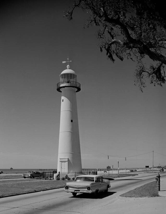 无人,竖图,黑白,室外,白天,草坪,道路,建筑,路,汽车,美国,信息,灯塔,交通,古典,方向,历史,树,运输,摄影,引导,指导,指引,密西西比州,航标,导航