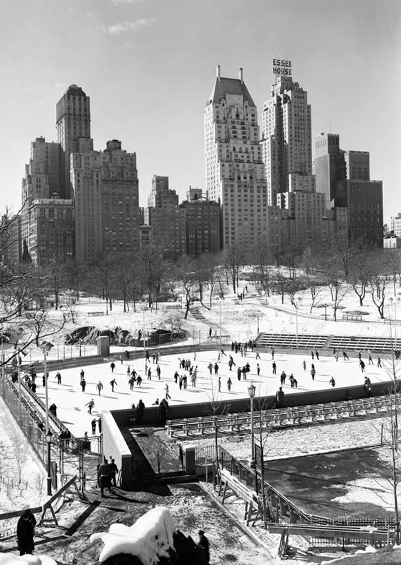 竖图,俯视,黑白,室外,白天,复古,滑冰,天际线,雪,建筑,摩天大楼,纽约,美国,冬天,曼哈顿,许多人,一群人,摄影,中央公园,溜冰场,冬季运动,休闲活动,高角度拍摄