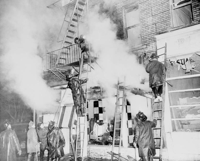 成年人,消防员,站,横图,黑白,室外,白天,火,纽约,美国,梯子,头饰,砖墙,背面,向上看,烟,摄影,纽约州,危险