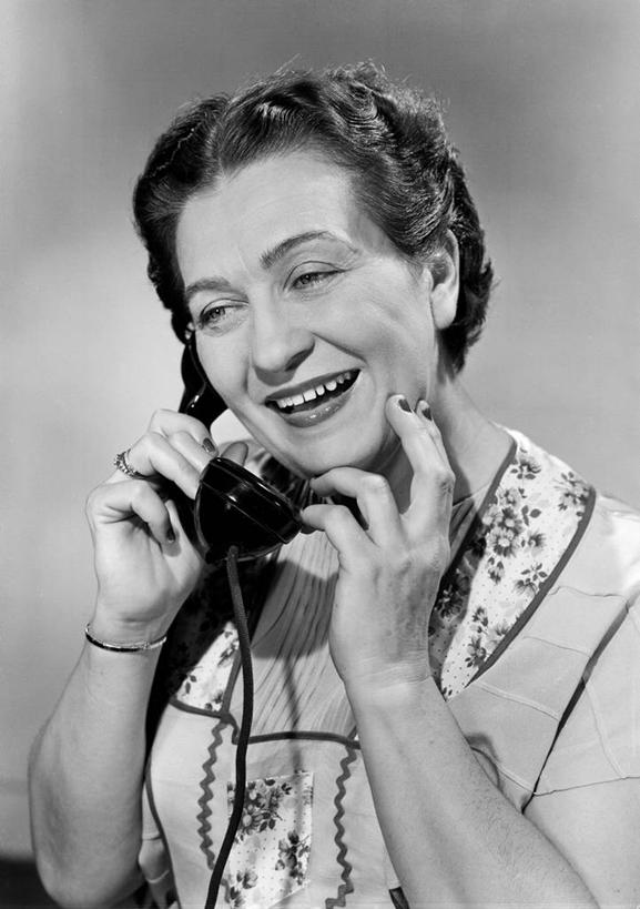 西方人,成年人,中年人,老年人,一个人,打电话,微笑,竖图,黑白,室内,特写,通讯,欧洲,纽约,美国,欧洲人,仅一个女性,仅一个人,古典,拿着,休闲装,仅一个中年女性,摄影,享乐,听筒,女人,女性,中年女性,白种人,电话机,座机,说话,半身