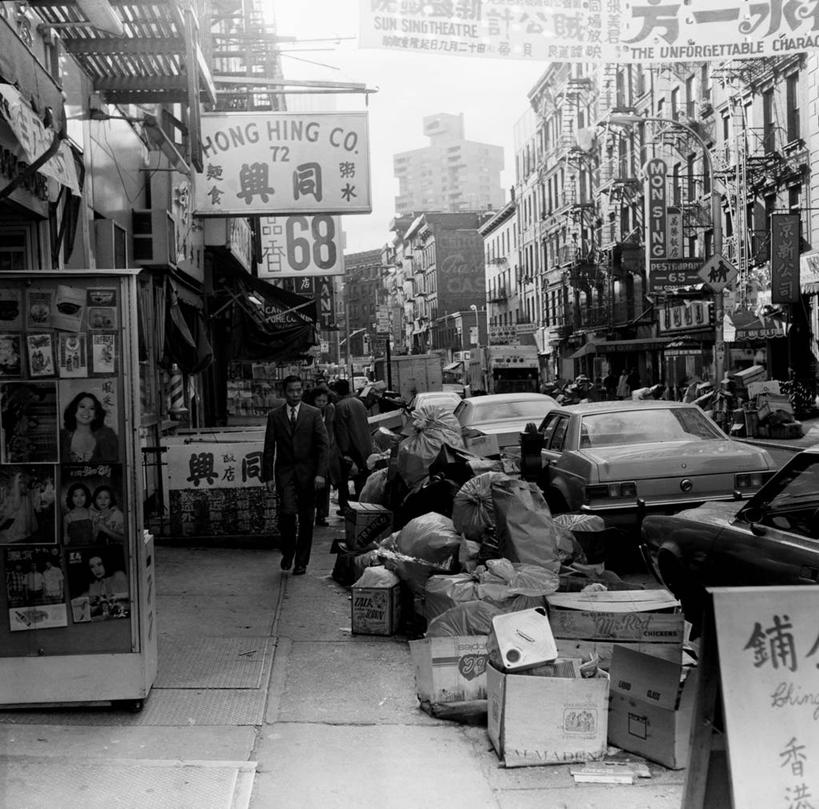 成年人,横图,方图,黑白,室外,白天,街道,汽车,美国,许多,行人,堆叠,公寓,人行道,唐人街,垃圾,很多,凌乱,汉字,运输,摄影,垃圾袋,男人,女人