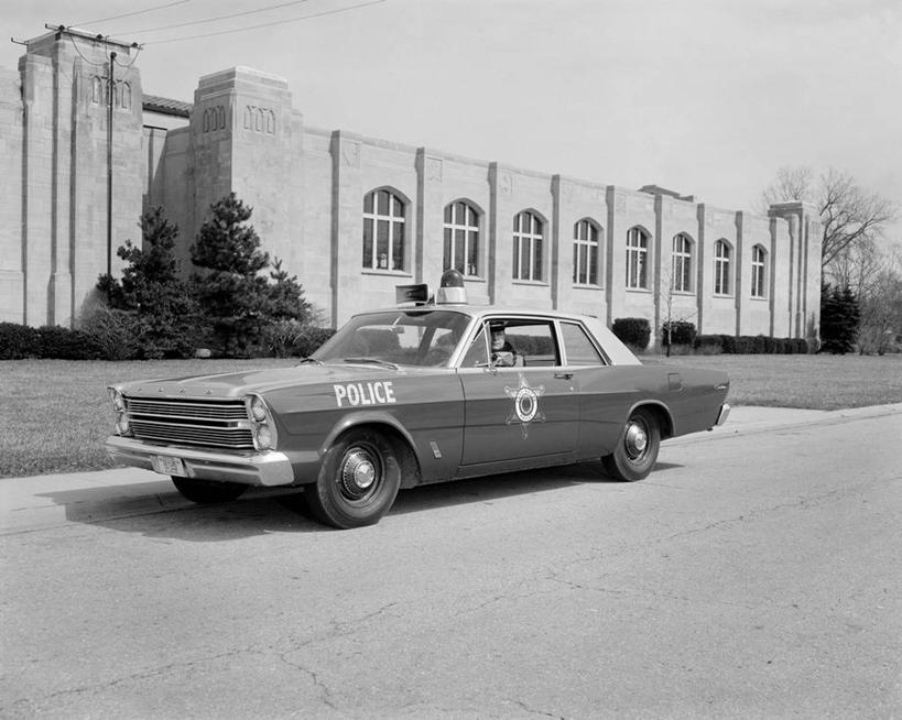 成年人,脸,头,脸颊,一个人,横图,黑白,室外,白天,窗户,街道,美国,仅一个男性,肩膀,运输,摄影,英文字母,警官,巡逻车,头部,脸部,脸蛋,面部