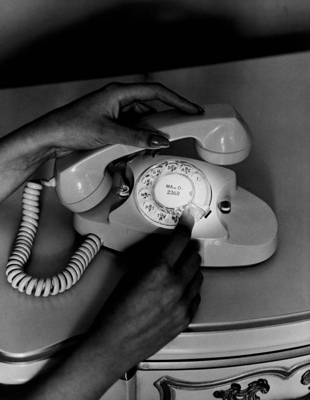 成年人,手,一个人,打电话,竖图,黑白,室内,白天,通讯,电话,美国,仅一个女性,古典,联系,拿着,通讯设备,话筒,电话线,人体,摄影,部分,挑选,交流,老式电话,听筒,电话机,座机,沟通,通话,旋转号盘电话机