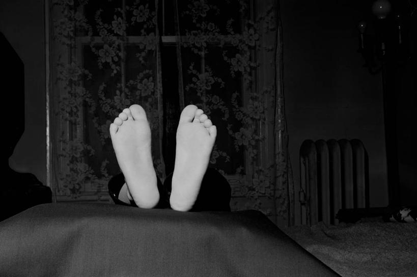 一个人,家庭,躺,横图,黑白,室内,夜晚,床,沙发,美国,温暖,温馨,一家人,赤脚,放松,人体,摄影,和睦,脚掌,足,融洽