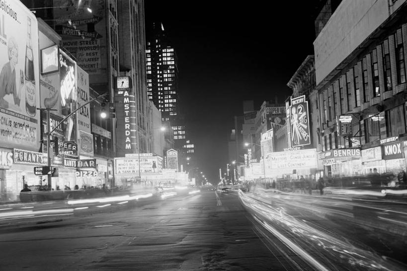 横图,黑白,室外,夜晚,运动模糊,长时间曝光,夜生活,城市,道路,街道,剧院,路,霓虹灯,公路,汽车,纽约,美国,交通,摄影,照亮,马路,42街