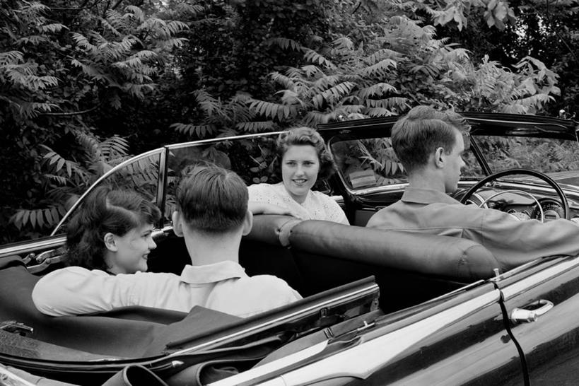 成年人,脸,头,脸颊,四个人,夫妻,坐,微笑,横图,俯视,黑白,室外,白天,爱情,快乐,美国,浪漫,休闲装,肩膀,敞篷车,温暖,温馨,恩爱,放松,搭,约会,恋人,摄影,和睦,享乐,搭着,异性恋,男人,男性,年轻男性,年轻女性,女人,女性,年轻人,头部,脸部,脸蛋,面部,夫妇,情侣,休闲活动,高角度拍摄,伴侣,融洽