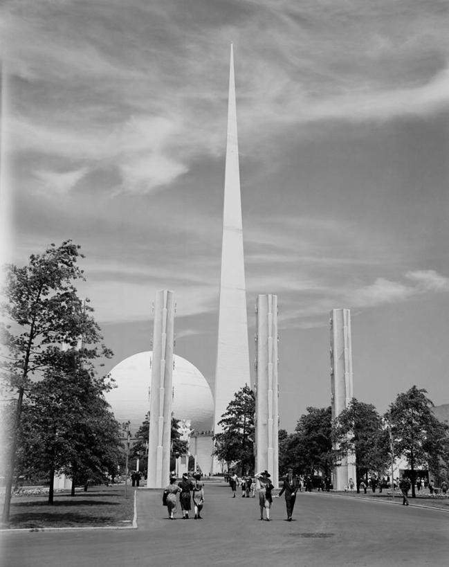 成年人,公园,竖图,黑白,室外,白天,城市,雕塑,纽约,美国,行人,艺术,柱子,云,历史,树,地标建筑,球体,摄影,手艺,纽约州,美术工艺,法拉盛,男人,女人,步行,旅行,传统节日