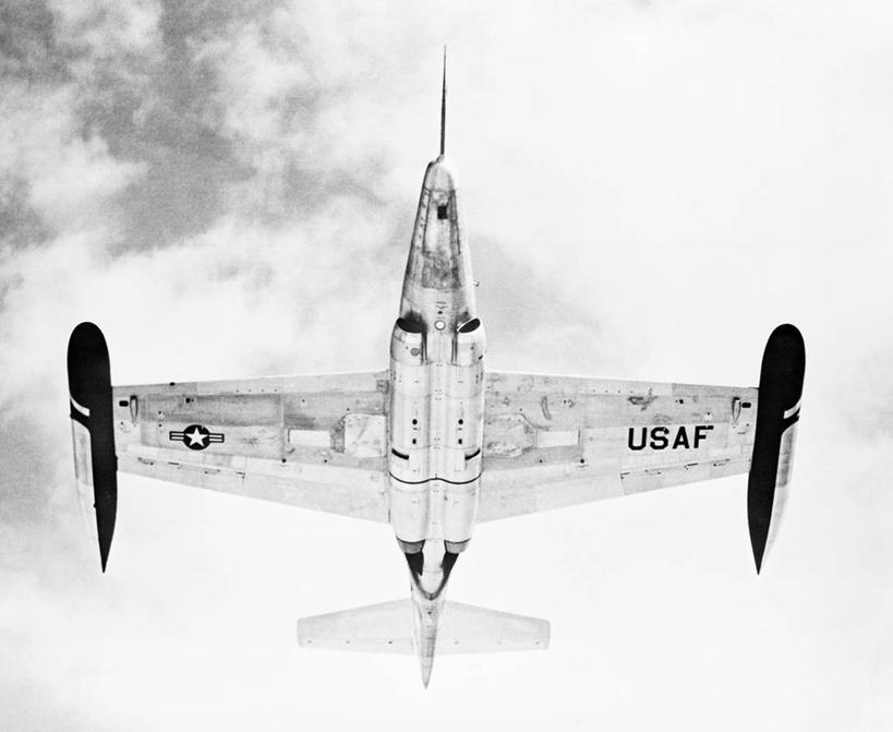 无人,横图,黑白,室外,白天,仰视,飞机,美国,军事,文字,云,半空,历史,飞,天空,战争,运输,摄影,空军,飞行器,军用机,大写字母,低角度拍摄,美国空军