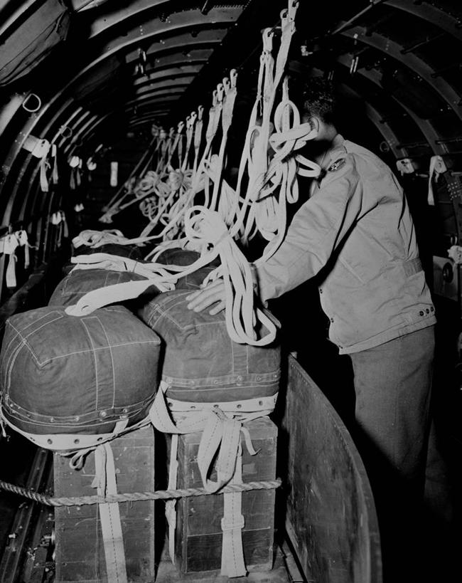 西方人,成年人,一个人,站,竖图,黑白,侧面,重复,飞机,欧洲,美国,欧洲人,仅一个男性,一排,士兵,准备,整齐,包,食品,历史,外套,饮食,排列,职业,战争,运输,摄影,飞行器,队列,装货,军用机,军火,白种人,日常用品