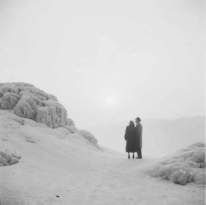 成年人,两个人,夫妻,站,横图,方图,黑白,室外,爱情,旅游,日落,雪,加拿大,行人,游客,游人,冬天,浪漫,路人,旅客,自然,思考,恩爱,放松,恋人,摄影,宁静,尼亚加拉瀑布,异性恋,过客,年轻男性,年轻女性,年轻人,夫妇,情侣,海滩,休闲活动,伴侣