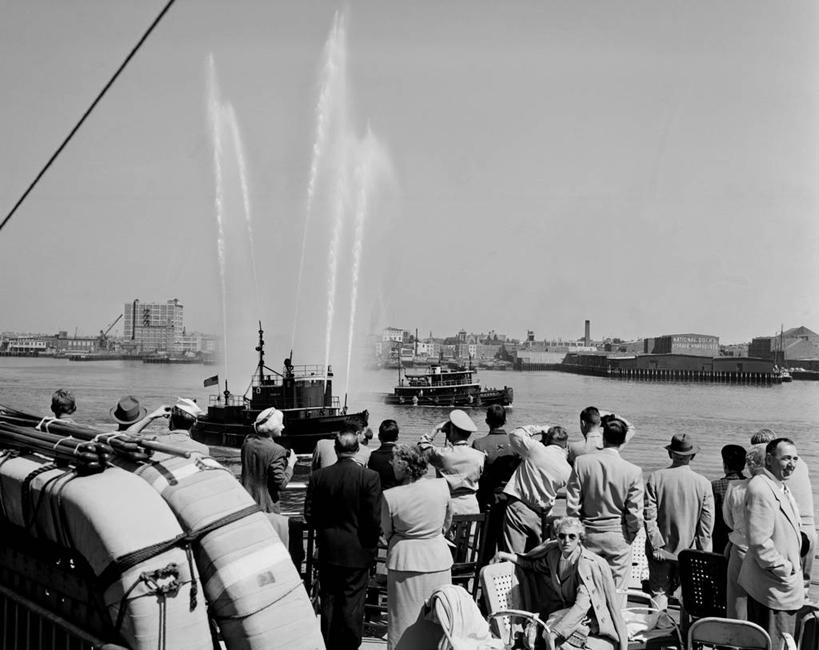 站,横图,黑白,室外,白天,度假,美景,城市风光,城市,船,美国,喷,景观,娱乐,享受,休闲,景色,放松,摄影,观看,群众,波士顿,马萨诸塞,查尔斯河,消防船