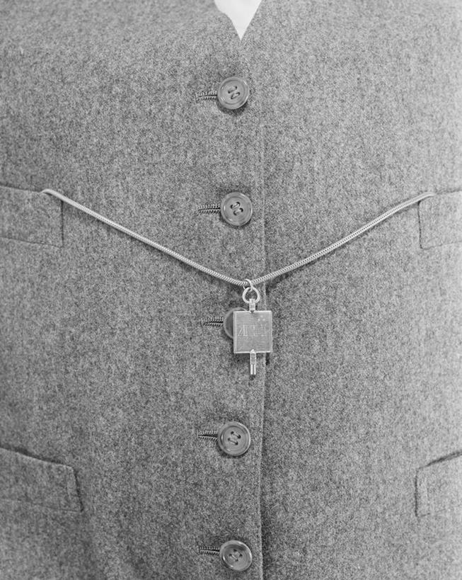 竖图,黑白,特写,美国,吊挂,悬挂,钥匙,教育,挂,一个,摄影,单个,铁环,马甲,锁链,链条,高雅,束缚,限制,美国文化,约束