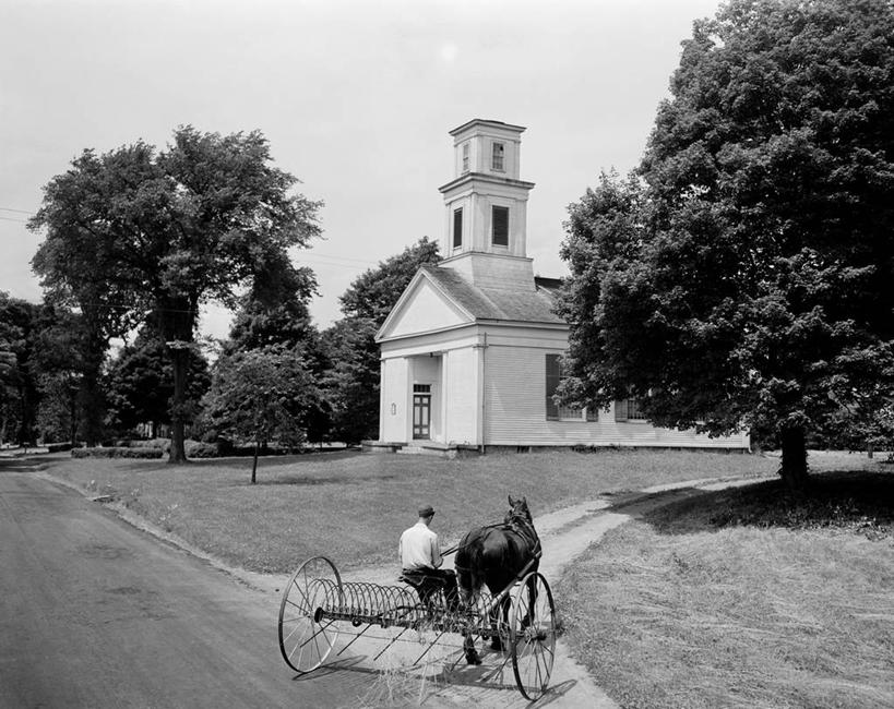 成年人,一个人,教堂,横图,俯视,黑白,室外,白天,农业,机器,草坪,美景,美国,仅一个男性,景观,树,背面,白色,自然,机械,景色,摄影,宁静,自然风光,康涅狄格州,高角度拍摄,农业机械