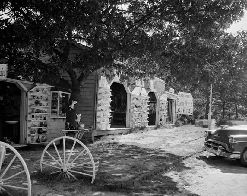 无人,商店,横图,黑白,室外,白天,旅游,消费,建筑,汽车,美国,树,车轮,纪念品,地标建筑,零售,摄影,北美,北美洲,美洲,马萨诸塞州,麻州,麻省,马萨诸塞,麻塞诸塞,老殖民地,海湾之州,北亚美利加洲,亚美利加洲,科德角,旅行,美利坚合众国,鳕鱼角